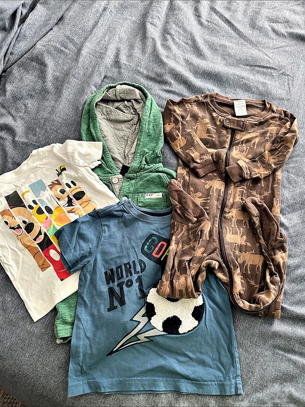 Gap Baby 18-24M 3-Piece Shirt in Green & Blue & onesie pajama.